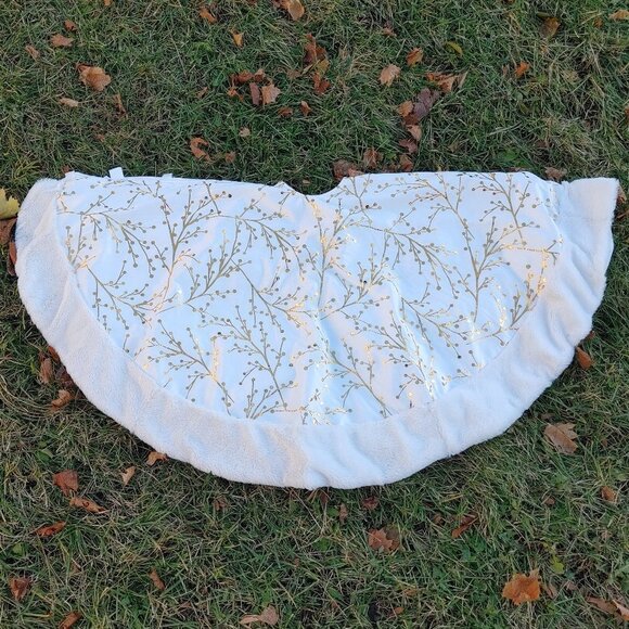 Canvas Faux Fur Tree Skirt Gold and White 48-in - Picture 4 of 6